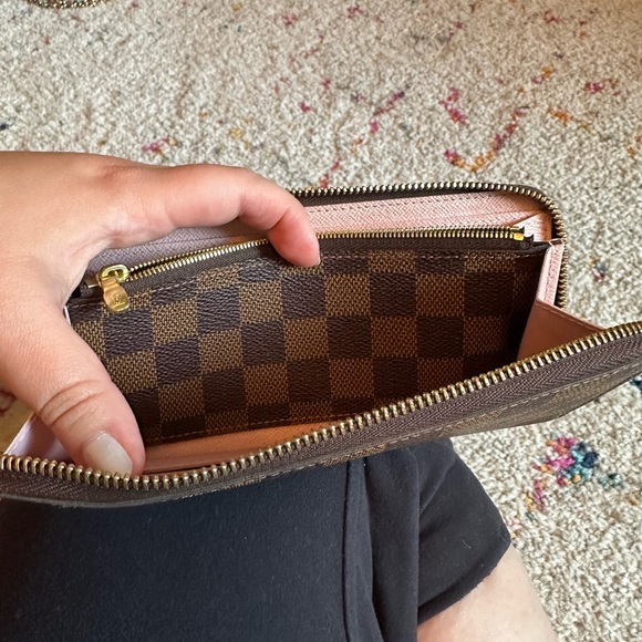AUTHENTIC LOUIS VUITTON | Damier Ebene w Rose Ballerine interior Zippy Wallet - Picture 7 of 16